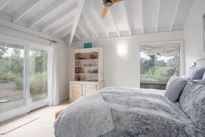 4 bedrooms, desk, iron/ironing board, free WiFi - Vineyard Villa: Pool/Spa | Pickleball/Tennis | Dog (Santa Rosa)