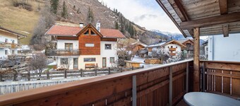 Appartement 'Speckign 4' met Uitzicht op de Bergen, Balkon en WiFi