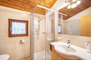 Shower, hair dryer, towels - Apartment 'Speckign  4' with Mountain View, Balcony and Wi-Fi (Ahrntal)