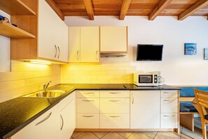 Fridge, microwave, stovetop, dishwasher - Apartment 'Speckign  4' with Mountain View, Balcony and Wi-Fi (Ahrntal)