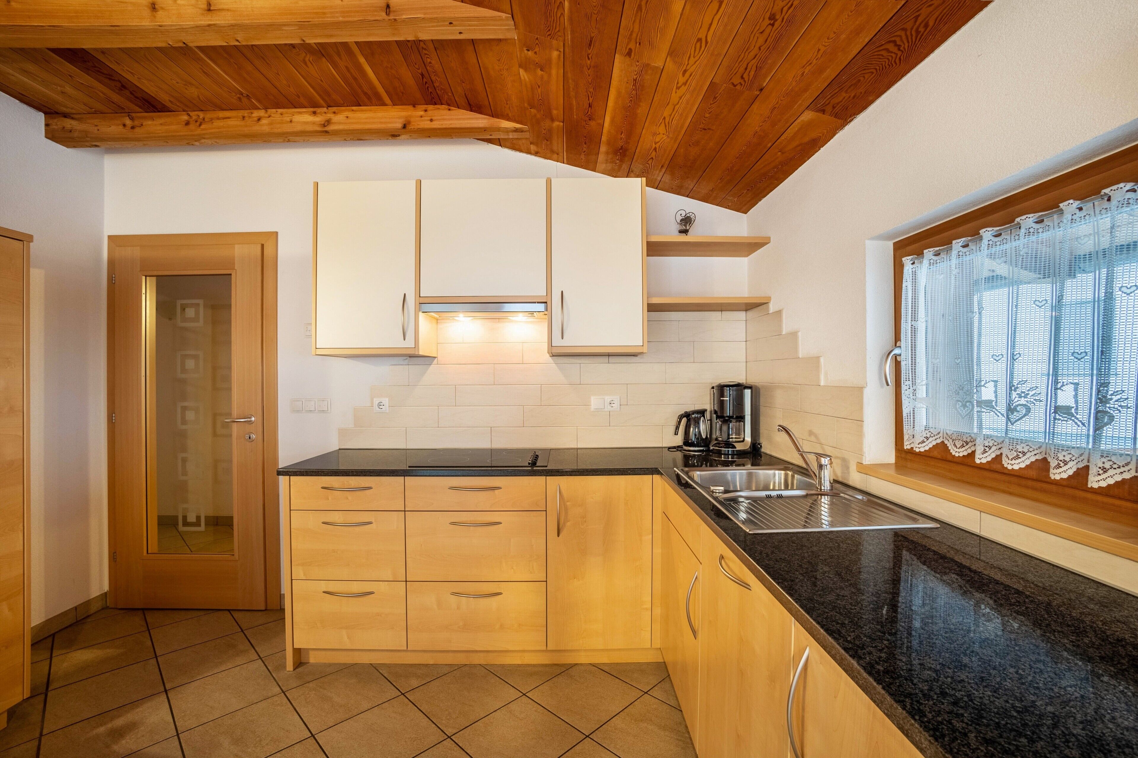 Kühlschrank, Mikrowelle, Herdplatte, Geschirrspüler