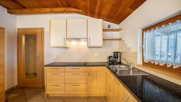 Kühlschrank, Mikrowelle, Herdplatte, Geschirrspüler