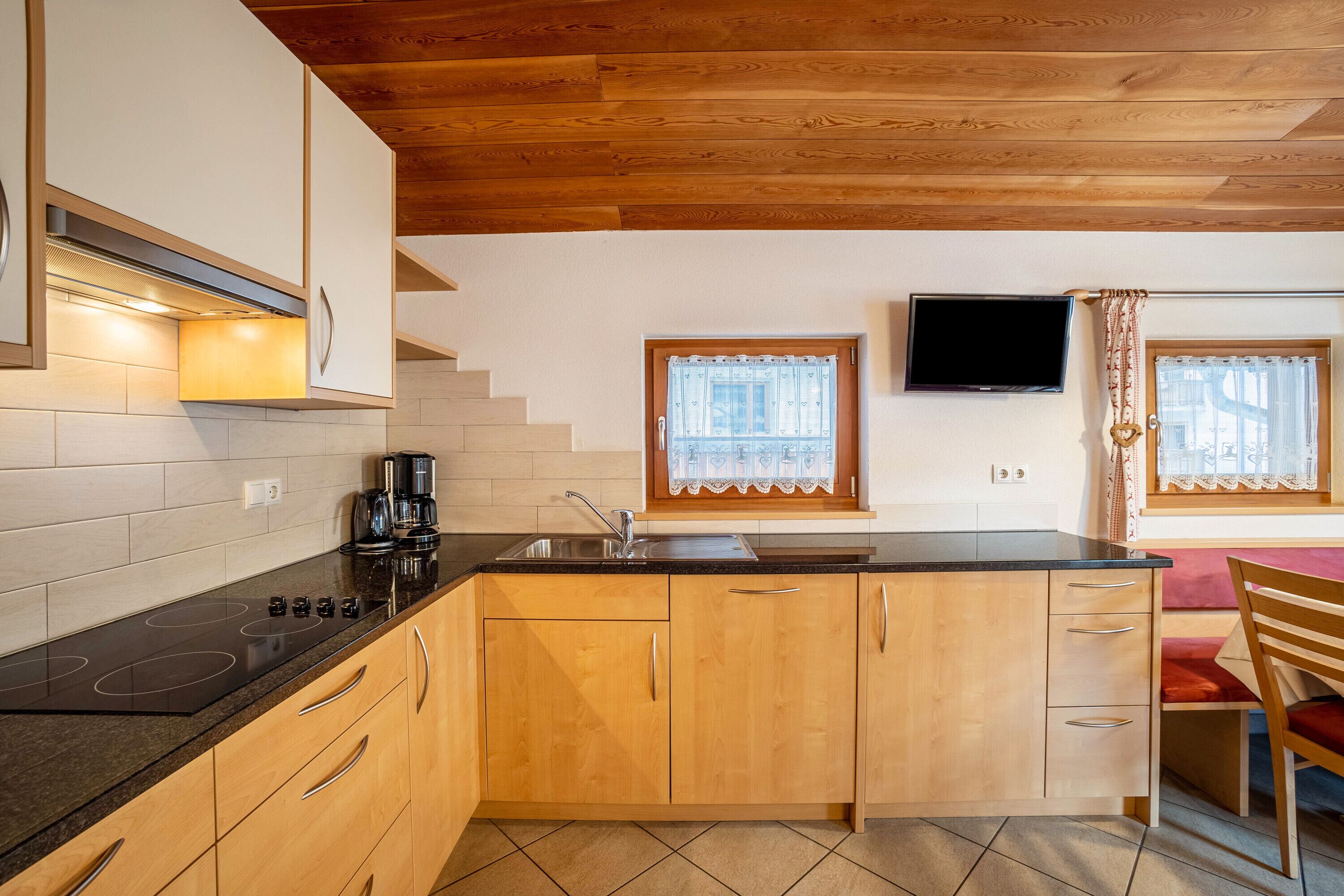 Jääkaappi, mikroaaltouuni, liesi, astianpesukone