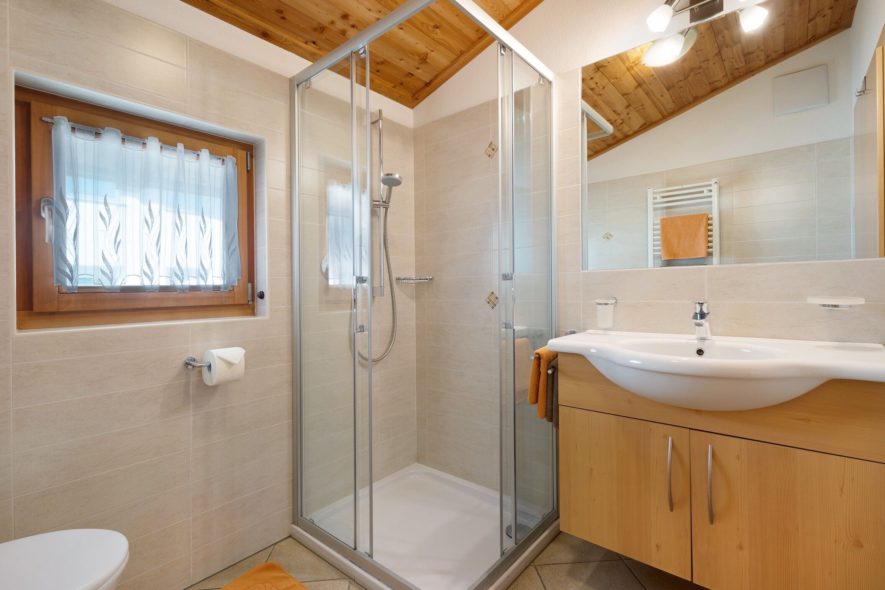 Douche, sèche-cheveux, serviettes fournies