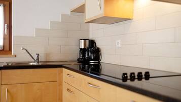 Kühlschrank, Mikrowelle, Herdplatte, Geschirrspüler