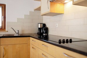 Een koelkast, een magnetron, een kookplaat, een vaatwasser