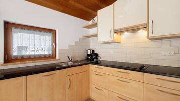Kühlschrank, Mikrowelle, Herdplatte, Geschirrspüler