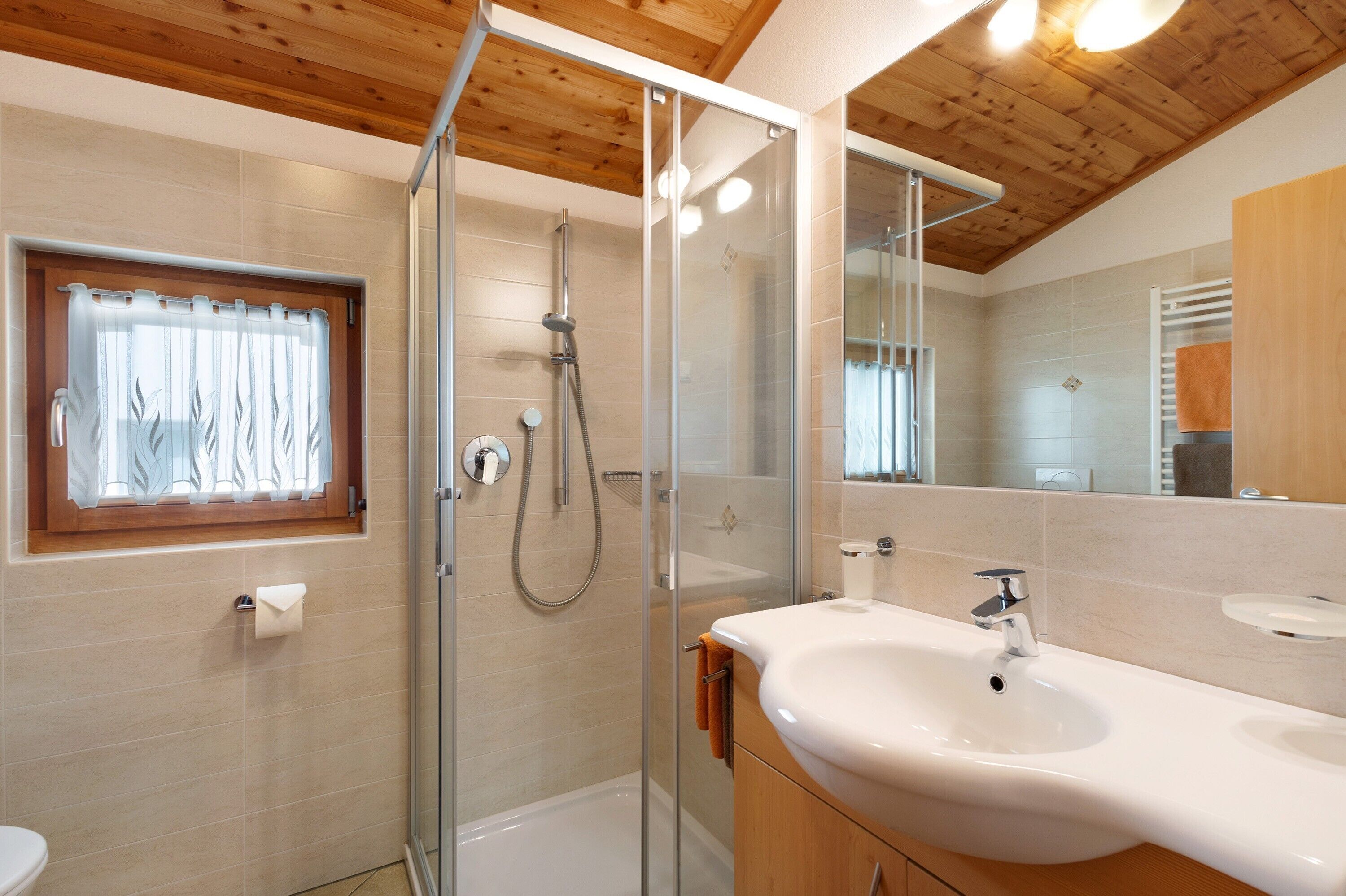 Dusche, Haartrockner, Handtücher