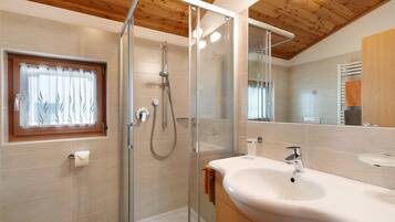 Dusche, Haartrockner, Handtücher