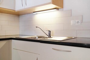 Een koelkast, een microgolfoven, een kookplaat, een vaatwasser