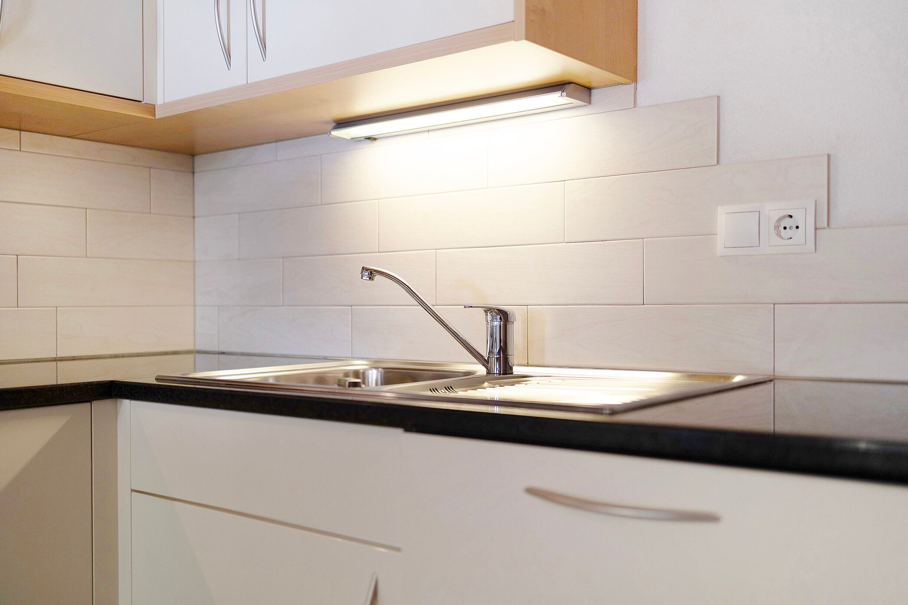 Jääkaappi, mikroaaltouuni, liesi, astianpesukone