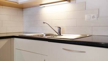 Jääkaappi, mikroaaltouuni, liesi, astianpesukone