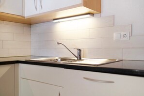 Fridge, microwave, stovetop, dishwasher - Apartment 'Speckign  1' with Mountain View, Balcony and Wi-Fi (Ahrntal)