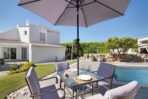 Outdoor dining - Villa "Pine Lodge" gated residence with heated private pool (Vilamoura)