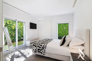 4 bedrooms, iron/ironing board, free WiFi, bed sheets