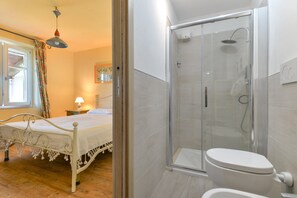 Dusche, kostenlose Toilettenartikel, Haartrockner, Handtücher