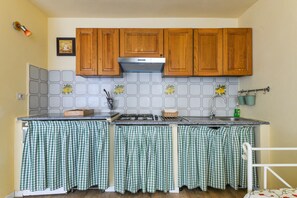 Réfrigérateur, plaque de cuisson, cafetière/bouilloire, grille-pain