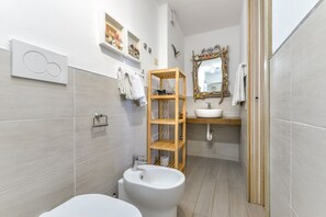 Douche, articles de toilette gratuits, sèche-cheveux