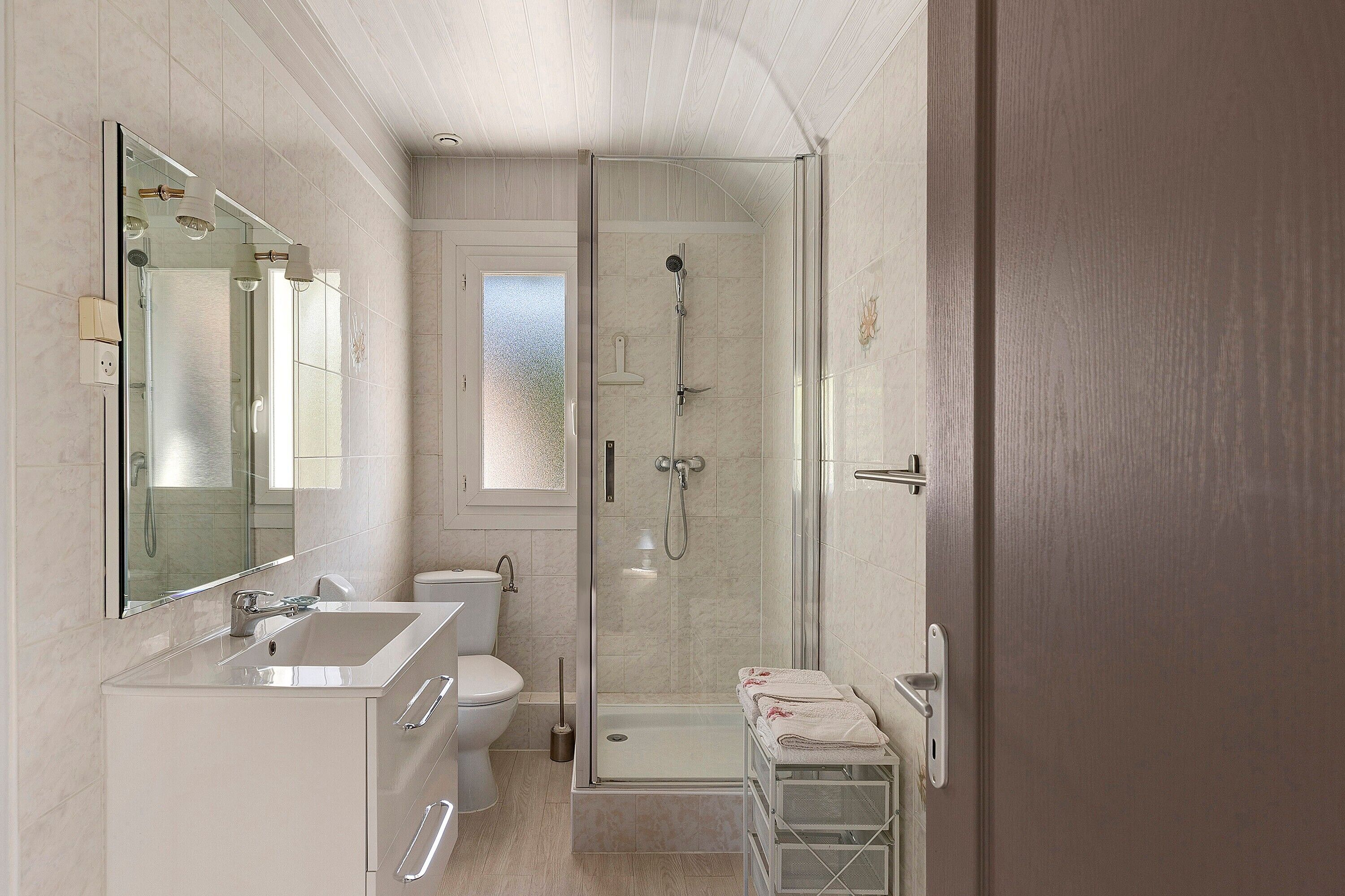 Shower, free toiletries