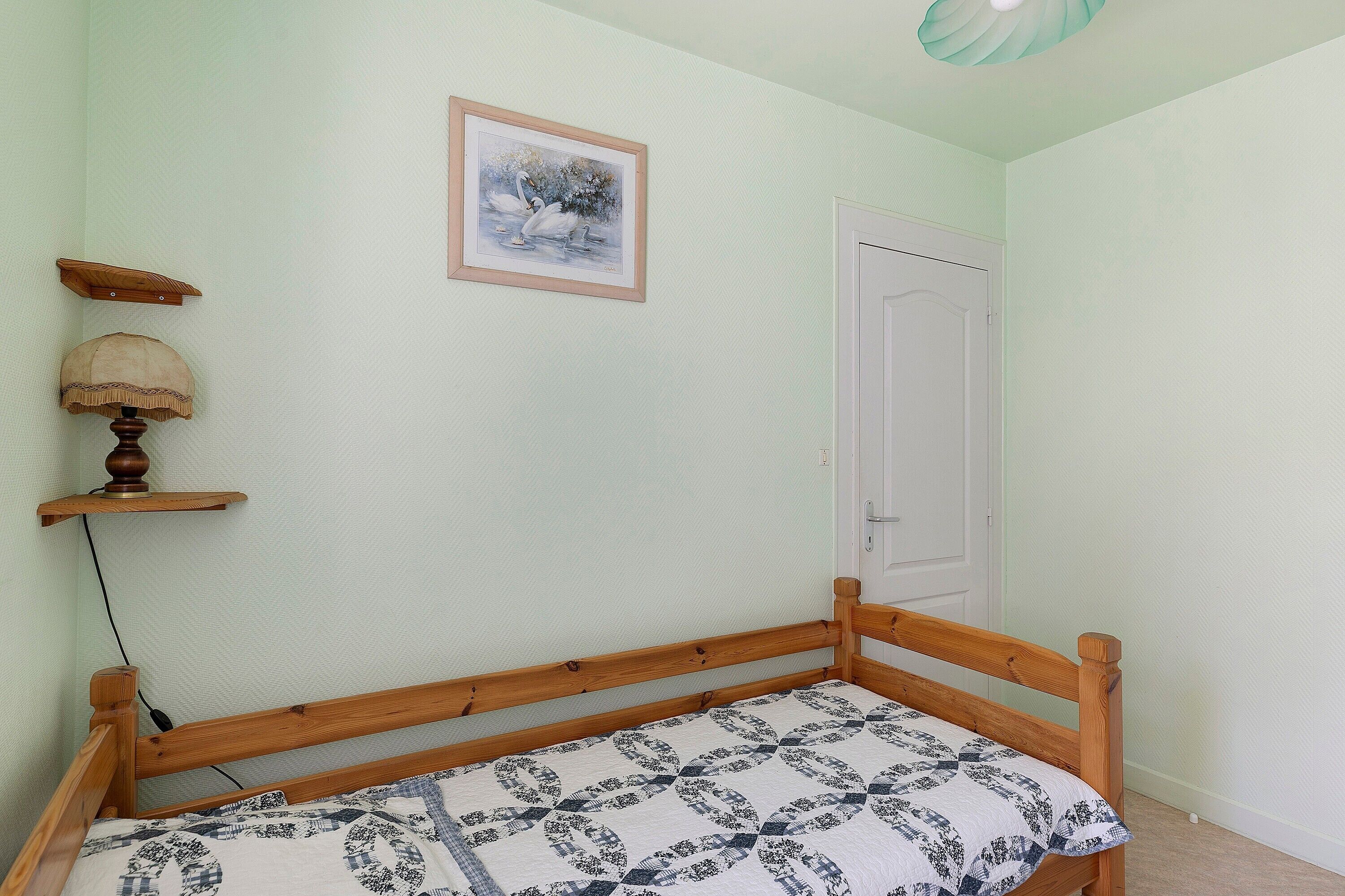 2 bedrooms, iron/ironing board