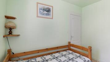 2 bedrooms, iron/ironing board