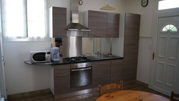 Køleskab, mikrobølgeovn, ovn, kogeplade