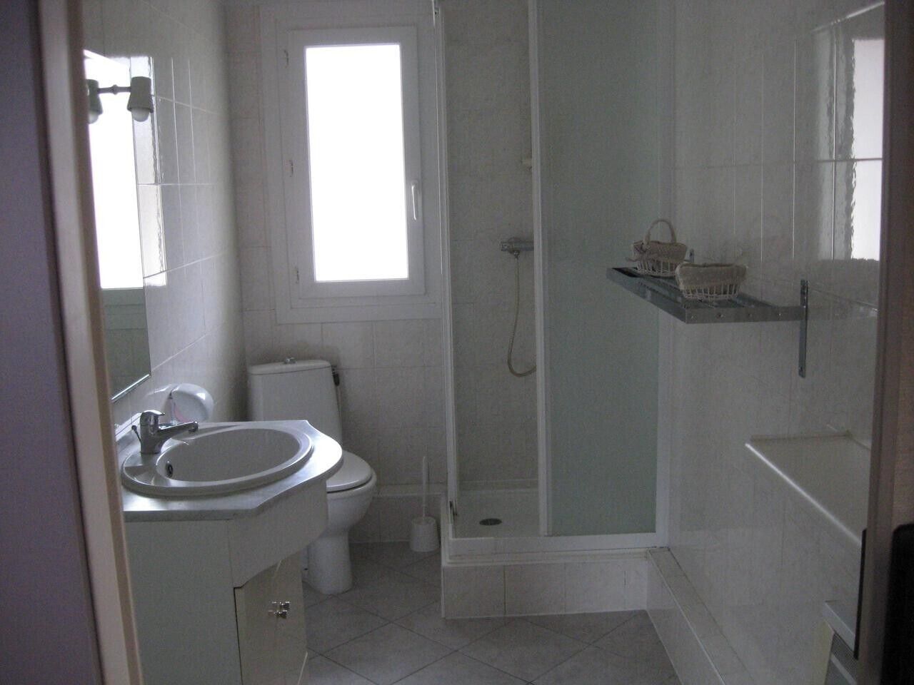 Shower, free toiletries