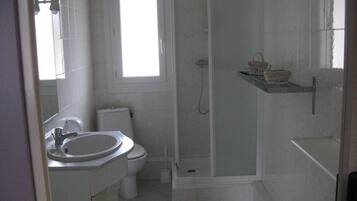 Shower, free toiletries