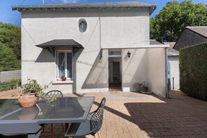 Outdoor dining - Holiday Home "Maison En Touraine" with Private Terrace and Private Garden (Bléré)