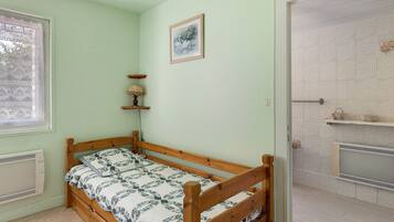 2 bedrooms, iron/ironing board