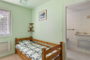 2 bedrooms, iron/ironing board