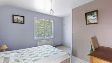 2 bedrooms, iron/ironing board