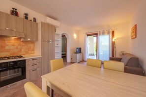 Kühlschrank, Ofen, Herdplatte, Kochgeschirr/Geschirr/Besteck