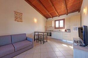 Fridge, oven, stovetop, cookware/dishes/utensils - Holiday Apartment "Cocco" with Shared Pool, Private Terrace & Balcony (loiri porto san paolo)