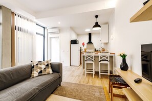 TV - Apartment 'Ladomar Avenida' with Private Terrace, Private Garden and Wi-Fi (Horta)