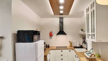 Jääkaappi, mikroaaltouuni, uuni, liesi