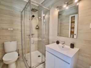 Shower, hair dryer, towels