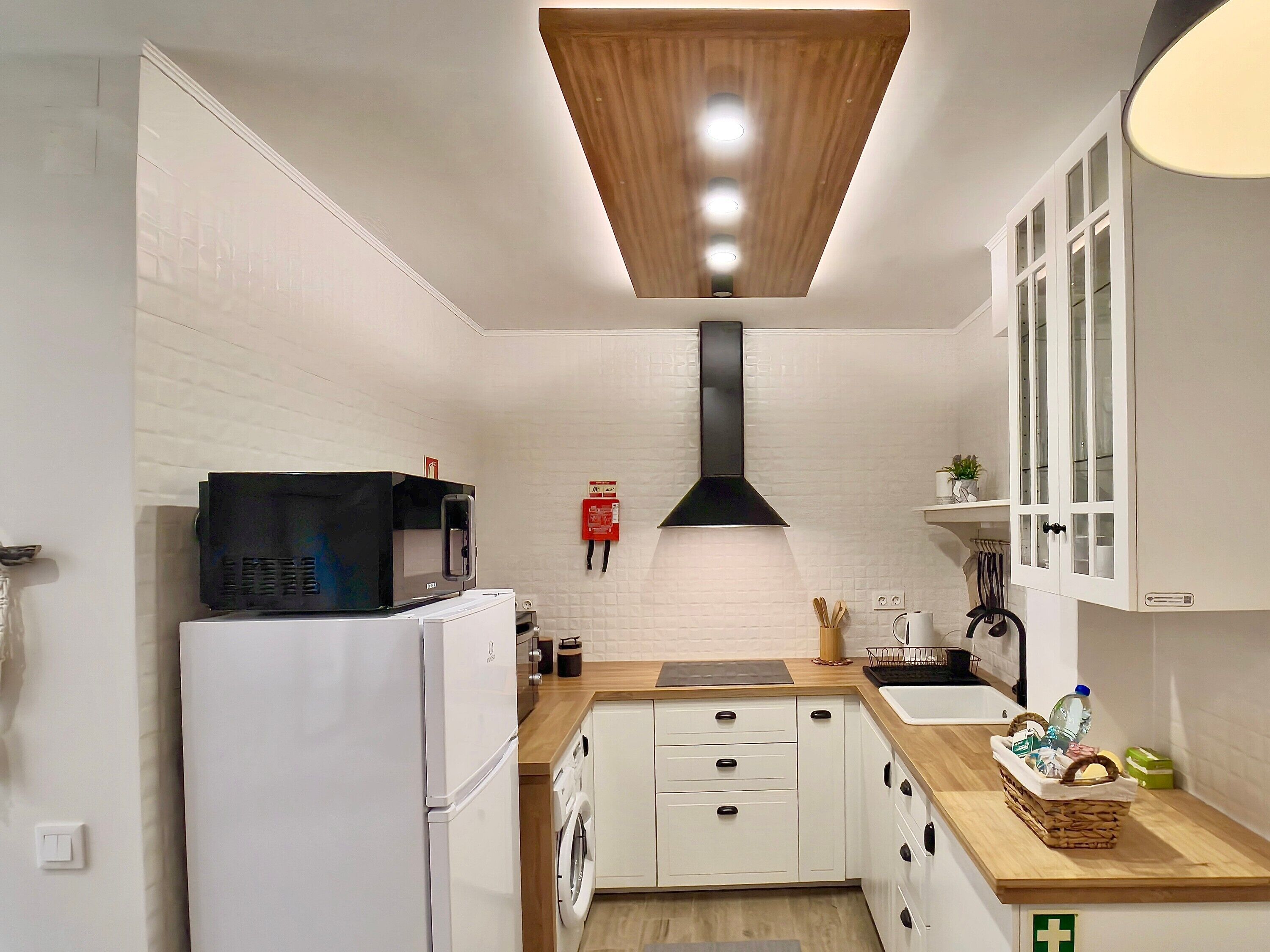 Køleskab, mikrobølgeovn, ovn, kogeplade