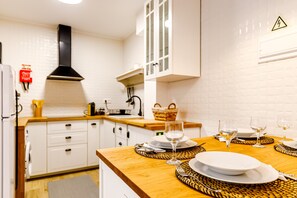 Een koelkast, een magnetron, een oven, een kookplaat