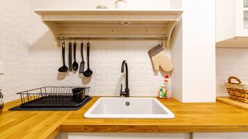 Een koelkast, een magnetron, een oven, een kookplaat