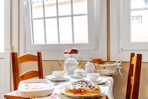 Dining - Apartment 'Ladomar Matriz' with Sea View, Private Terrace and Wi-Fi (Horta)