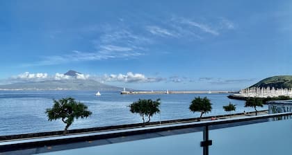 Apartamento 'Ladomar Matriz' con vistas al mar, terraza privada y Wi-Fi