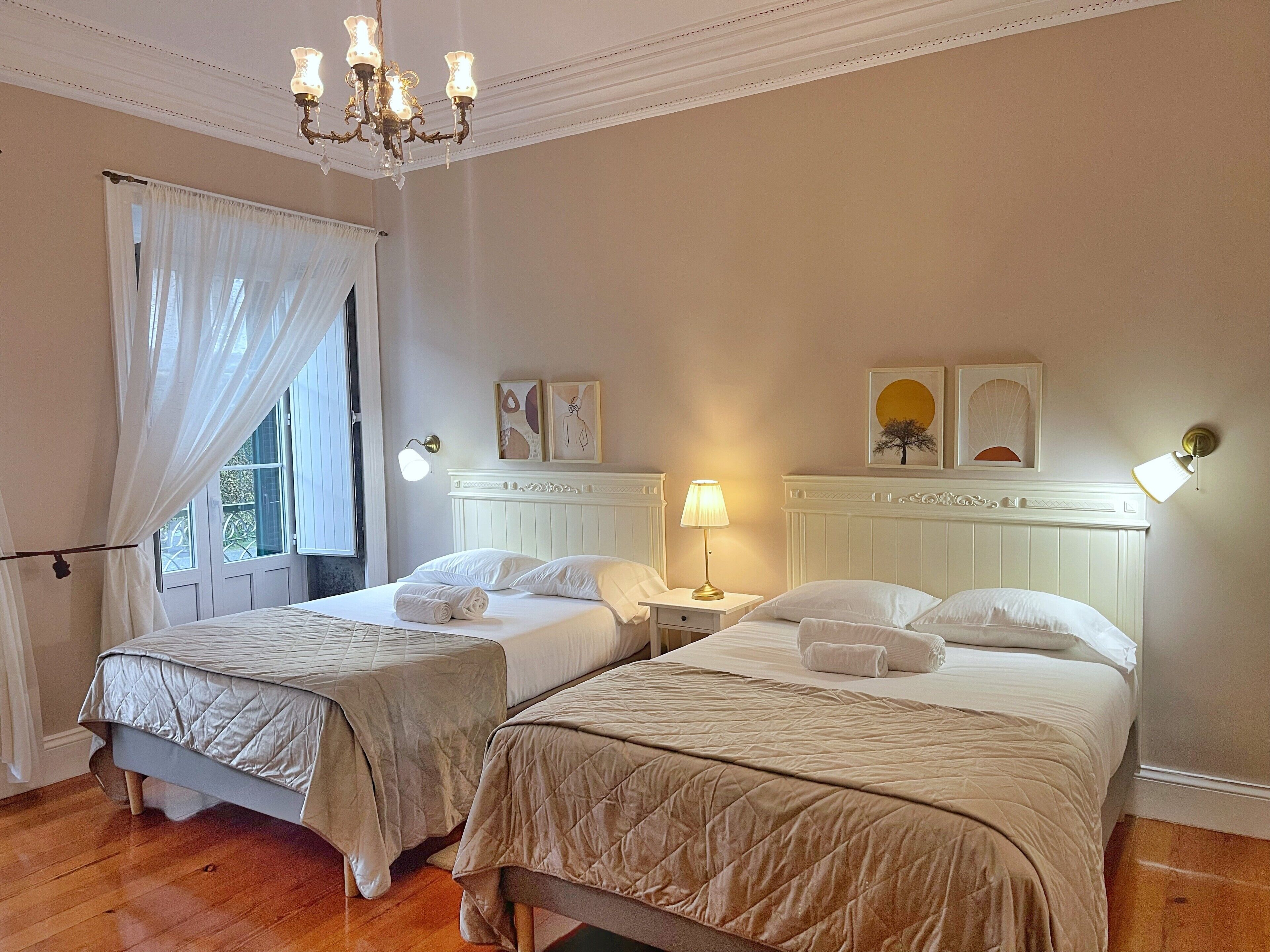 3 slaapkamers, een strijkplank/strijkijzer, gratis wifi, beddengoed