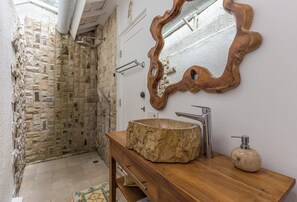Dusche, Haartrockner, Handtücher, Seife