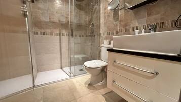 Ducha y bañera combinadas y bidé