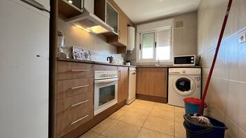 Frigorífico, microondas, horno y placa de cocina