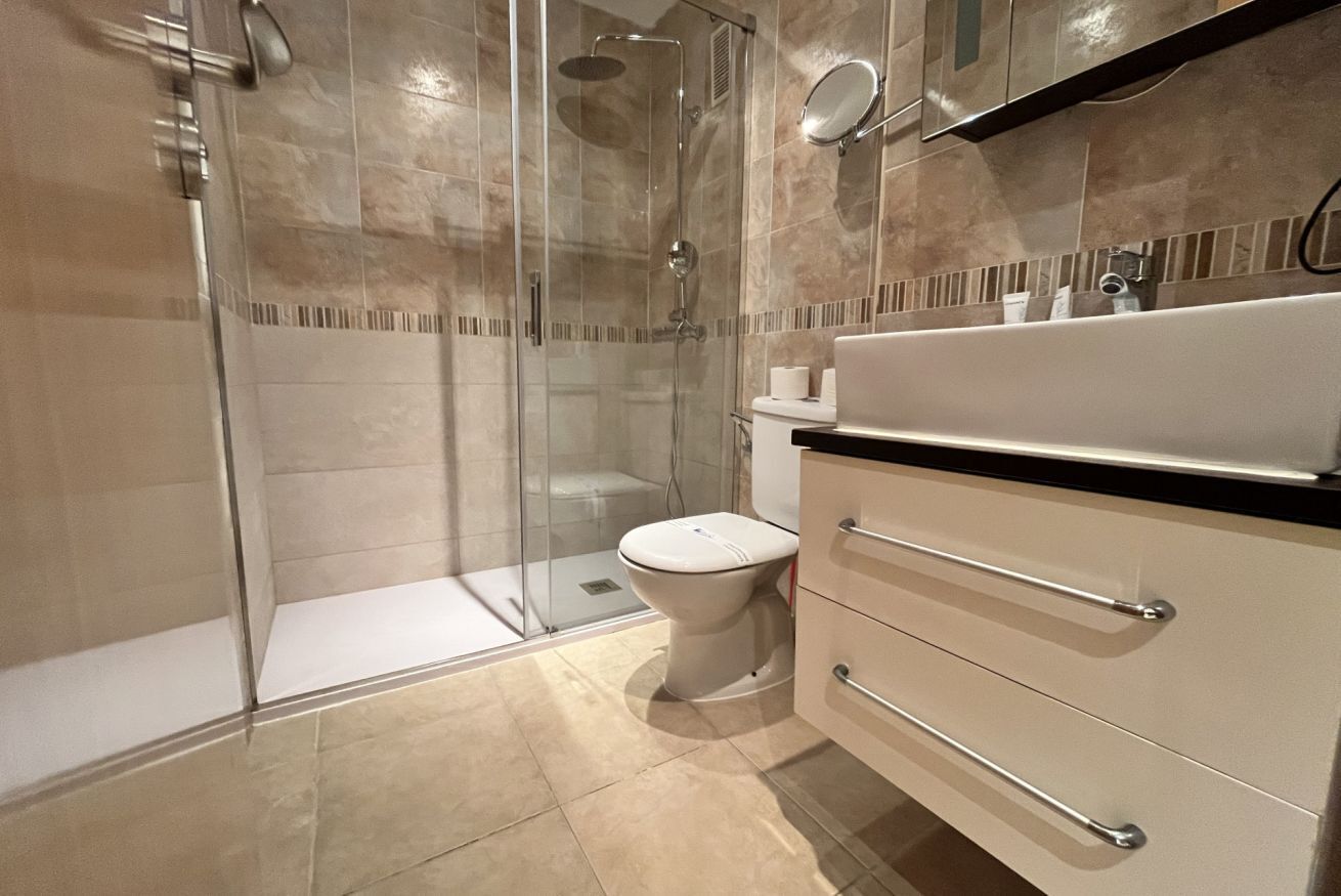 Een bad/douchecombinatie, een bidet