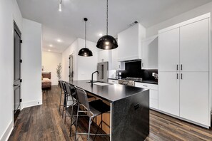 Réfrigérateur, micro-ondes, four, lave-vaisselle