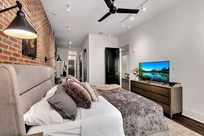 2 slaapkamers, een bureau, een strijkplank/strijkijzer, reisbedje