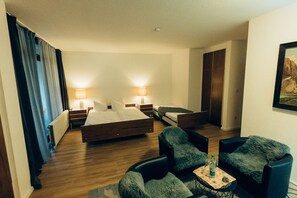 Quadruple Room | Blackout drapes, iron/ironing board, free WiFi, bed sheets - Gasthof zur Post (Egloffstein)